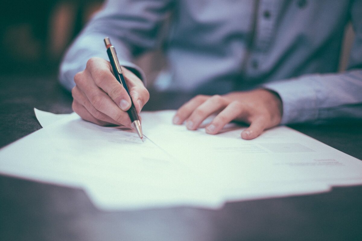 Best Practices When Preparing Oil and Gas Contracts Writing 1149962 1920 1200x801