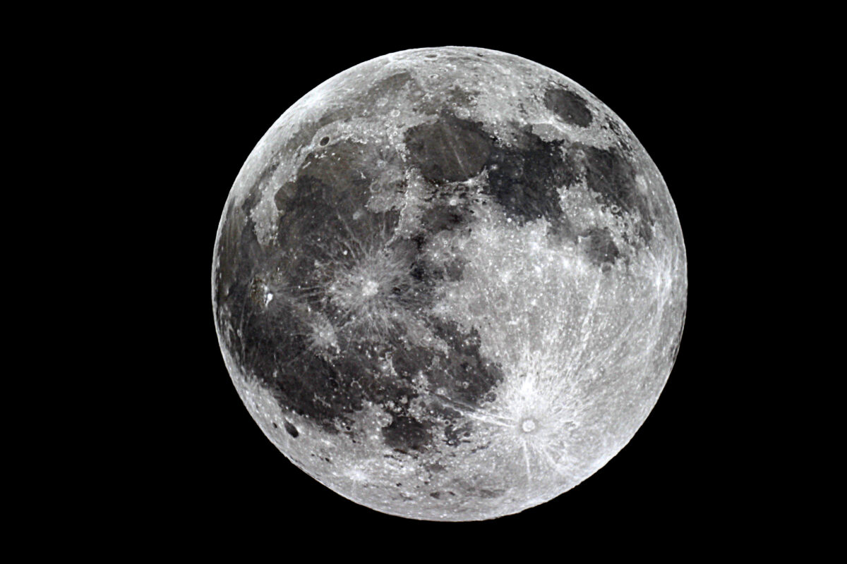 Jeff Bezos’ Moonshot Idea for Putting Solar Arrays on the Moon Jeff Bezos moon energy
