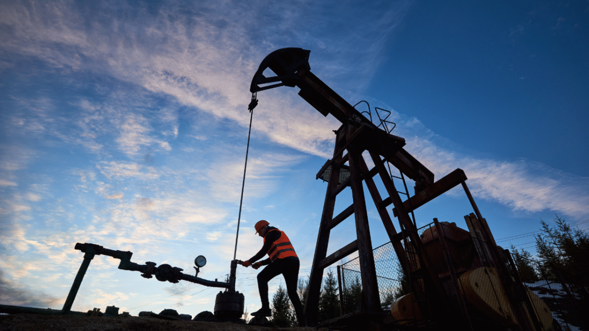 U.S. Oil Production Slowdown: Record Output, But Growth Cools U.S. oil production slowdown
